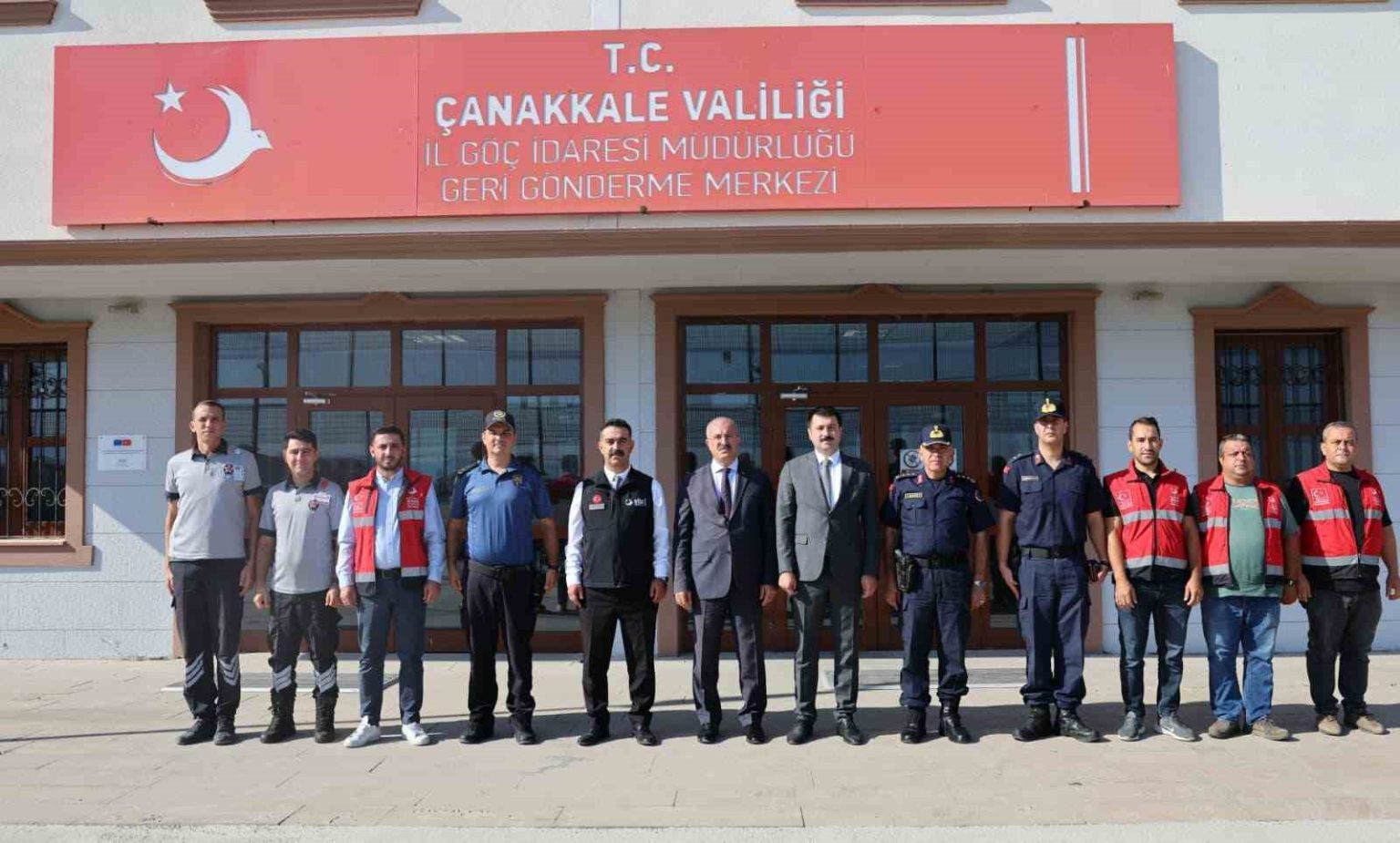vali-toraman-duzensiz-gocmen-on-kabul-ve-sevk-merkezinde-incelemelerde-bulundu
