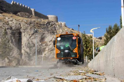 van-buyuksehir-belediyesinden-kapsamli-park-temizligi