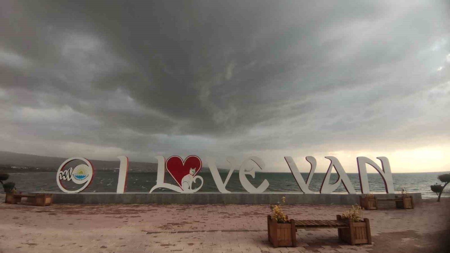 vanda-dolu-ve-saganak-etkili-oldu-van-golunde-dalgalar-yukseldi