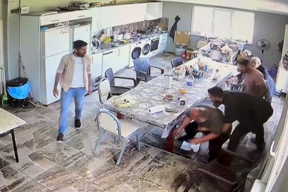 yemek-masasinda-olumden-dondu-heimlich-manevrasi-hayatini-kurtardi