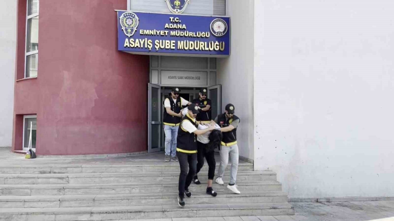 2-kisiyi-vurup-kuyumcu-soymuslardi-altinlari-satip-paralari-sayarken-kendilerini-cekmisler