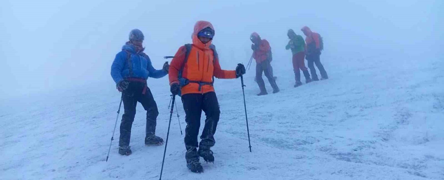 agri-daginda-kar-ve-firtina-dagcilara-zorlu-anlar-yasatti