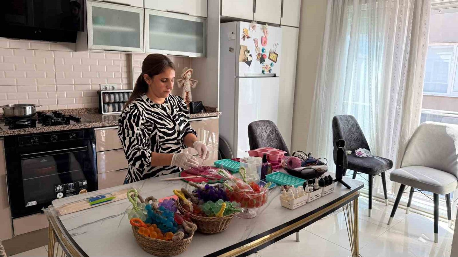 anne-olunca-mutfagini-atolyeye-cevirip-kendi-isini-kurdu-sabunlari-meyve-seklinde-tasarliyor