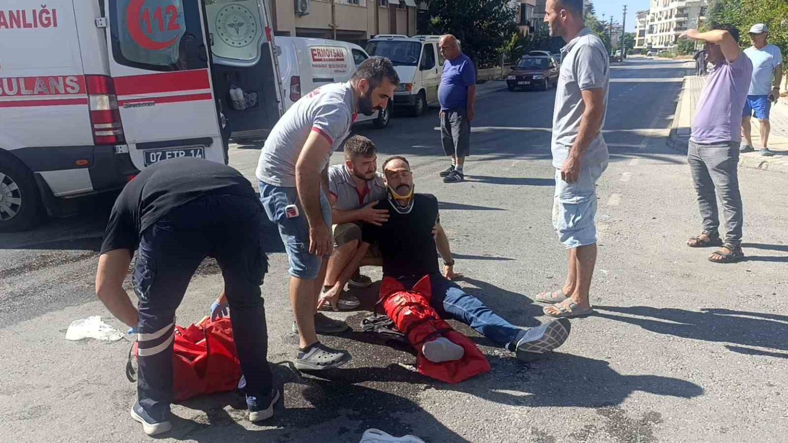antalyada-tur-araciyla-carpisan-motosikletli-yaralandi
