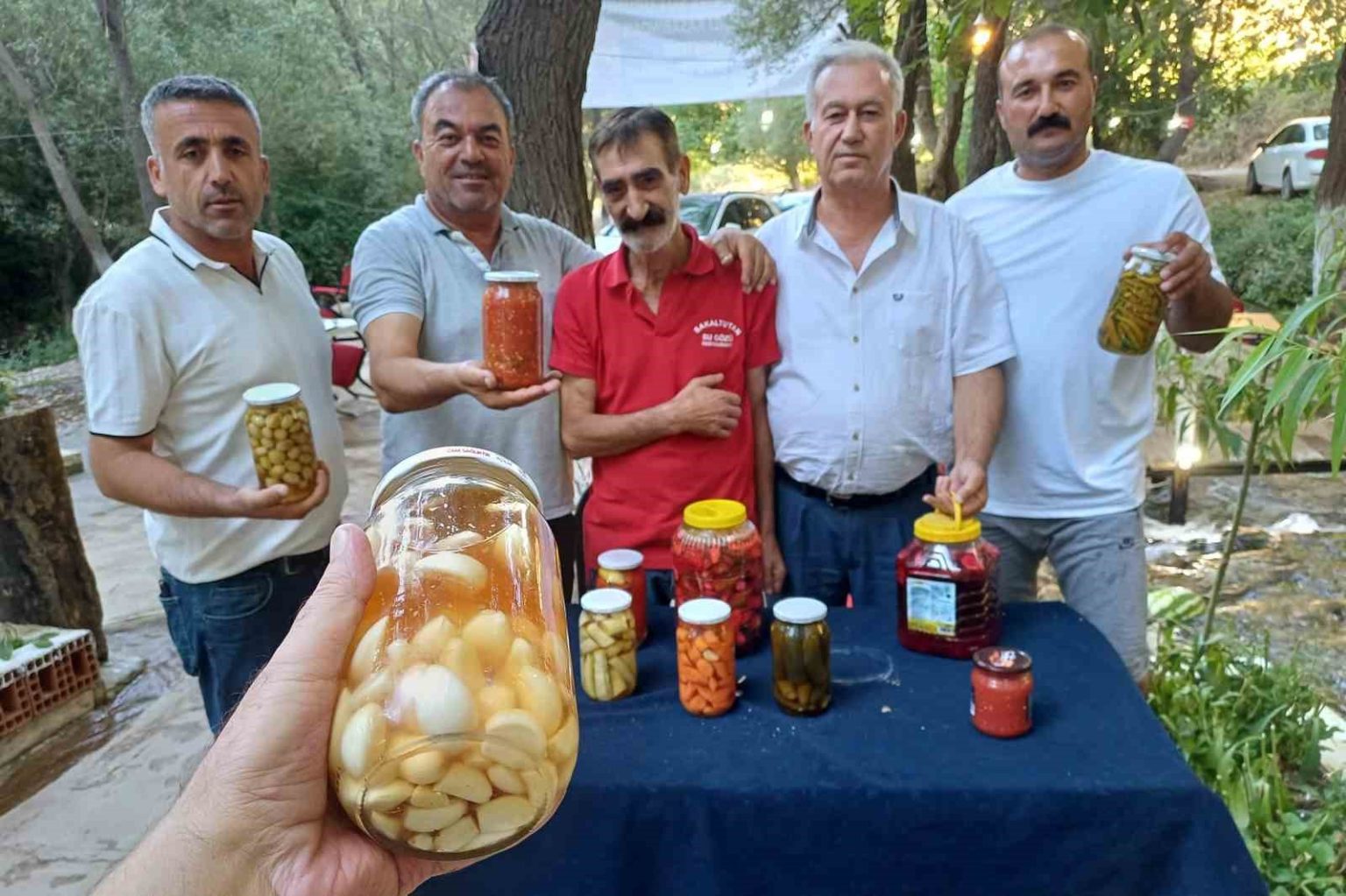 araban-sarimsagi-ile-hazirladigi-tursu-ile-sifa-dagitiyor