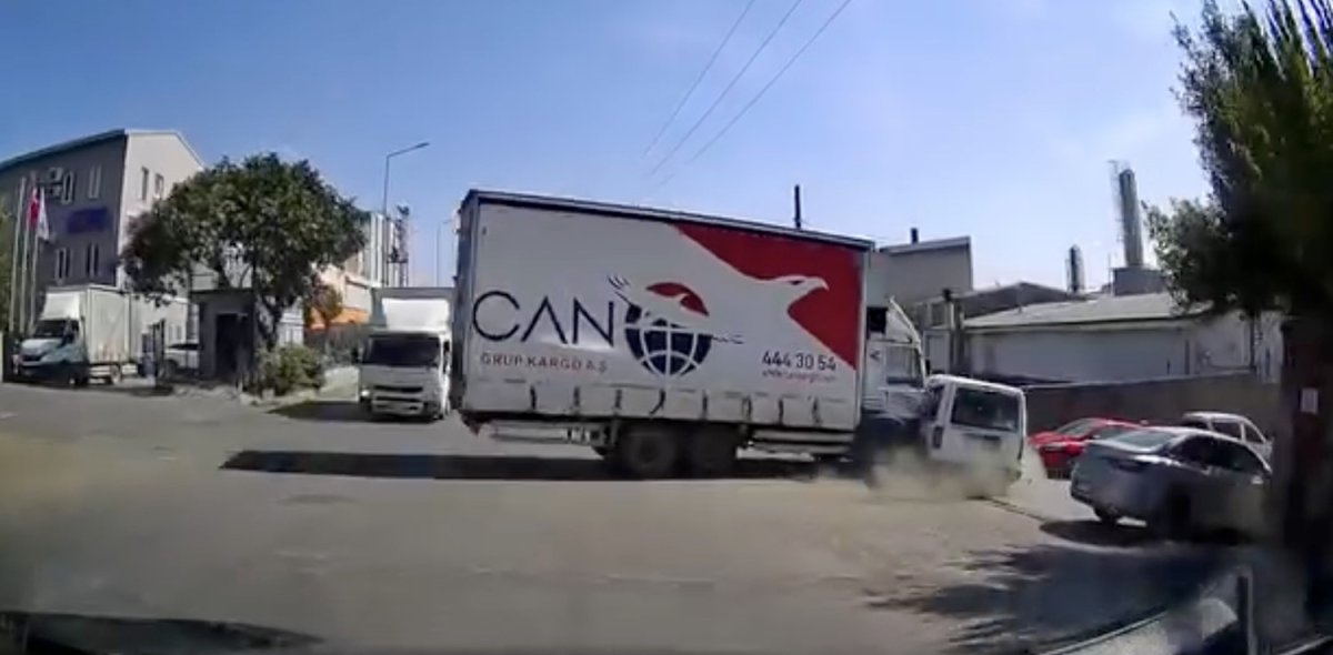 arnavutkoyde-aksiyon-filmlerini-aratmayan-kaza-kamyon-araca-carpti-metrelerce-surukledi