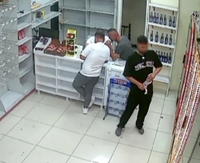 arnavutkoyde-pes-dedirten-hirsizlik-icecegi-esofmanina-gizleyip-caldi