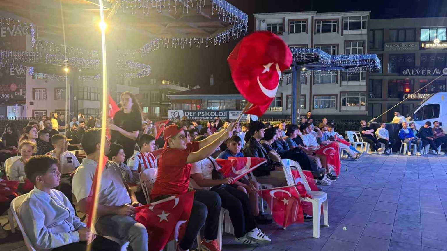 arnavutkoyde-yuzlerce-kisi-dev-ekranda-turkiye-yunanistan-macini-izledi
