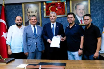 bakan-bolata-tescilli-buldan-bezinden-uretilen-gomlek-hediye-edildi