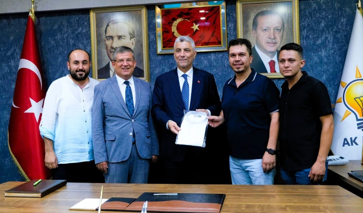 bakan-bolata-tescilli-buldan-bezinden-uretilen-gomlek-hediye-edildi