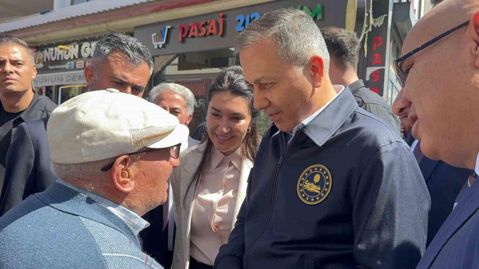bakan-yerlikaya-agrida-esnafla-bulustu-taleplerini-dinledi