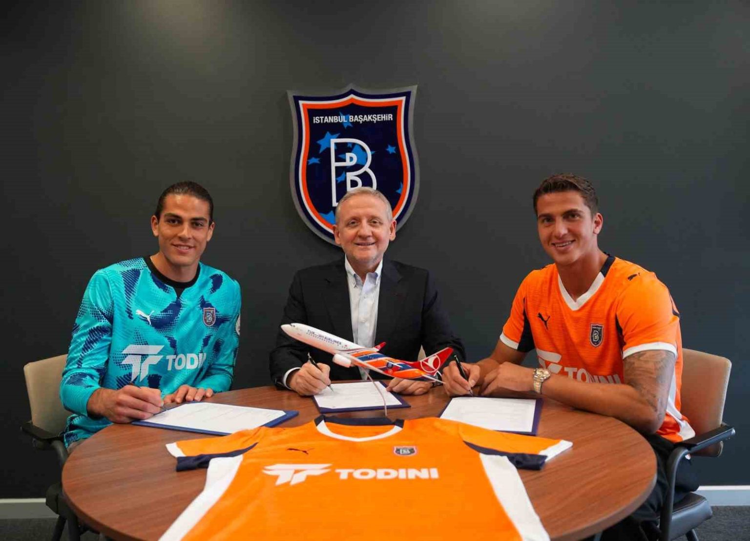 basaksehir-dogan-alemdar-ve-bertug-yildirimi-kadrosuna-katti