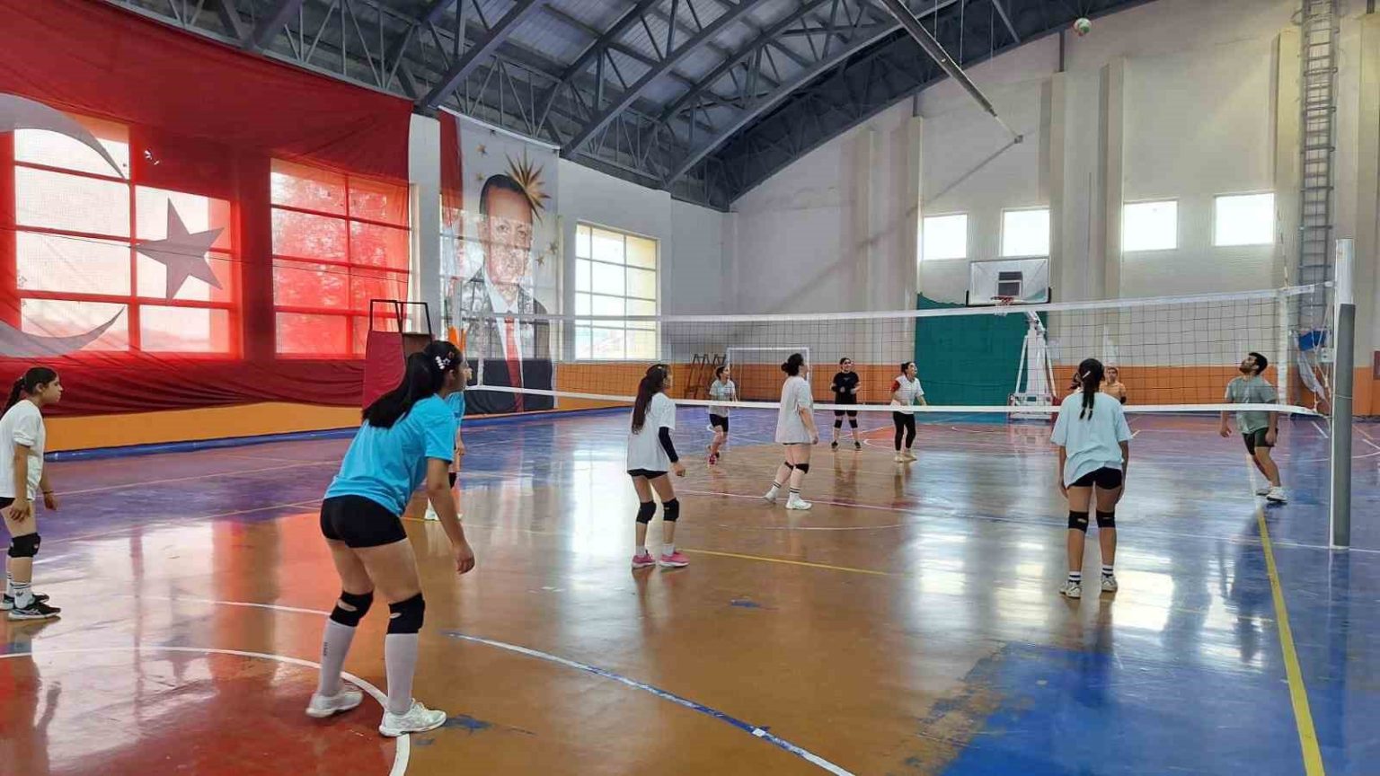 bulanikta-voleybol-antrenmanlarina-yogun-ilgi