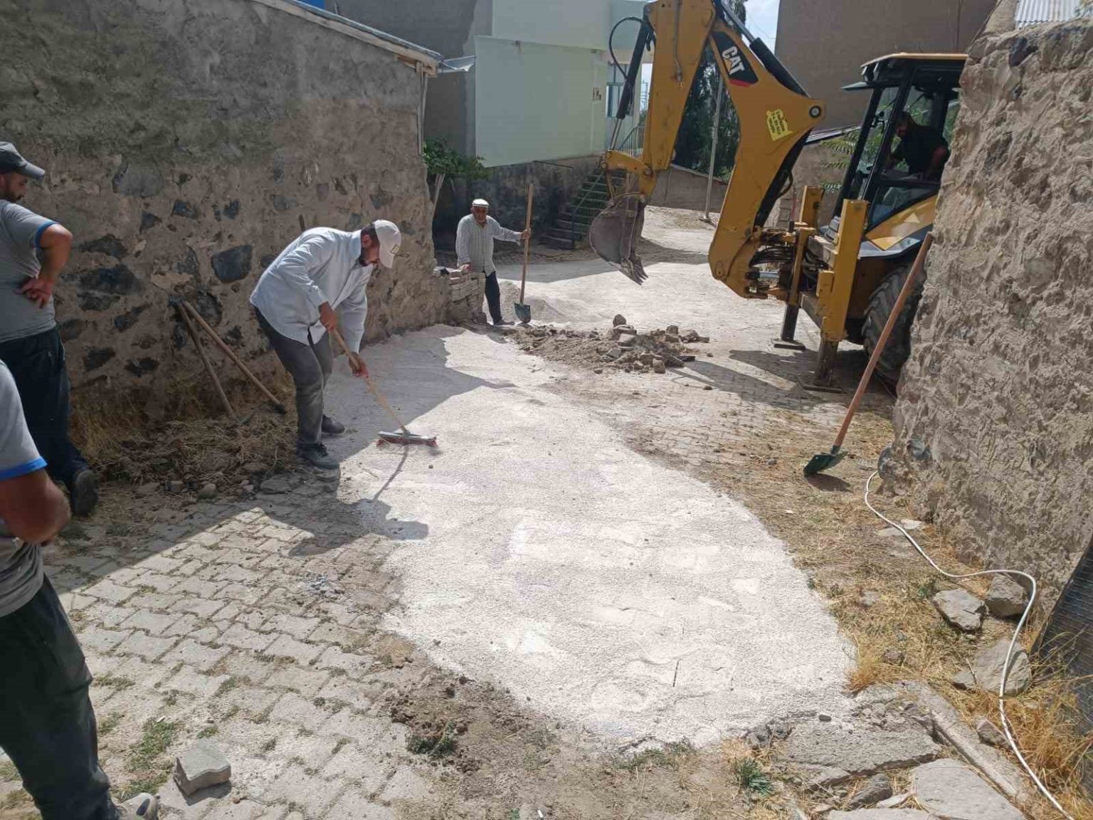 bunyan-belediyesinden-ilcede-yol-ve-parke-calismalari