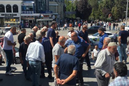 cuma-namazi-cikisi-kayinbiradenini-bicakladi
