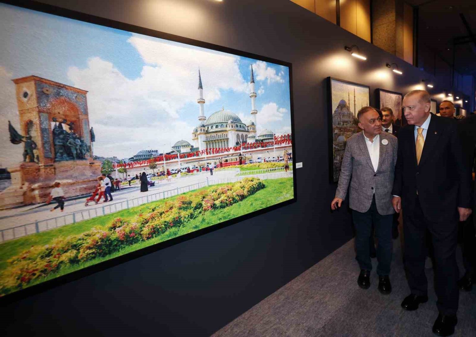 cumhurbaskani-erdogan-bes-ressam-bir-sehir-canim-istanbul-sergisini-gezdi