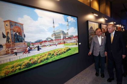 cumhurbaskani-erdogan-bes-ressam-bir-sehir-canim-istanbul-sergisini-gezdi