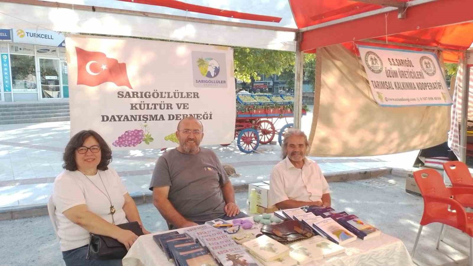 dernek-standiyla-kitap-ve-kultur-bir-araya-geldi