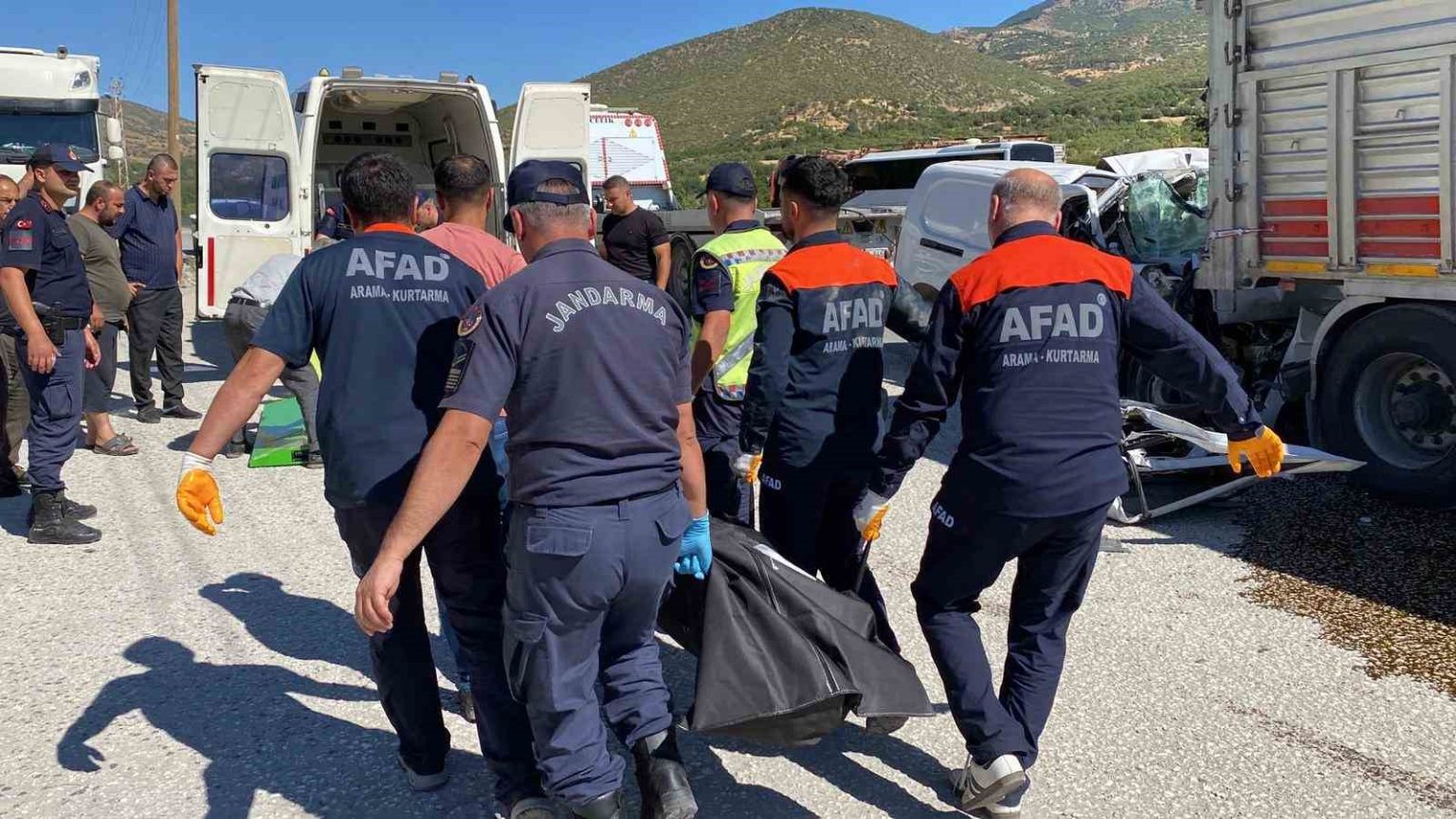 elazigda-hafif-ticari-arac-tirin-altina-girdi-1-olu