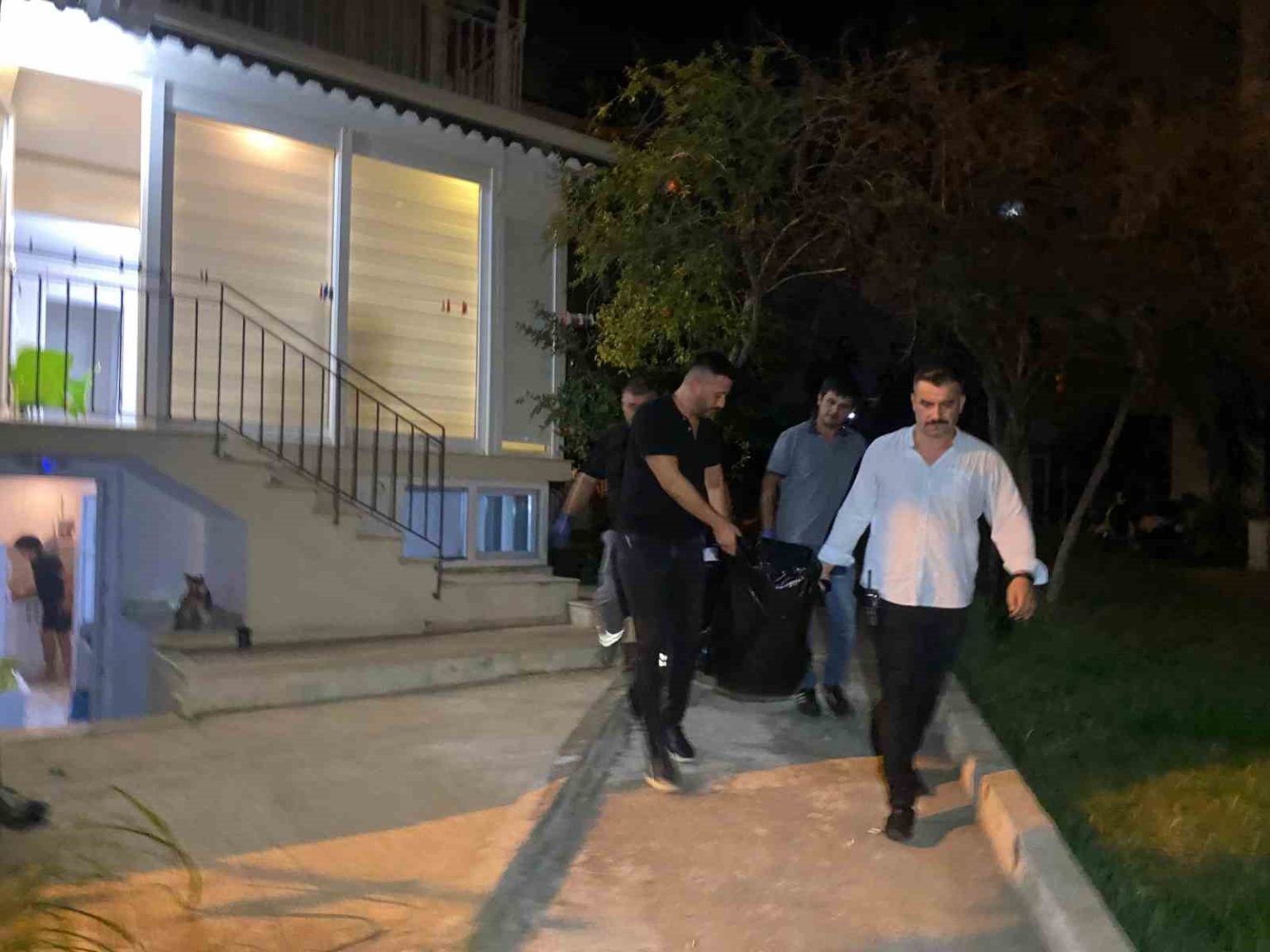 eski-karisini-esarbiyla-ve-yastikla-bogup-polise-teslim-oldu