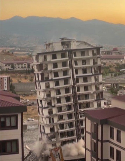 hasarli-bina-yikildi