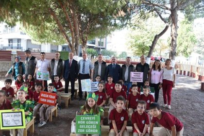 her-cocuk-bir-fidan-etkinligi-icin-ogrenciler-fidan-dikti