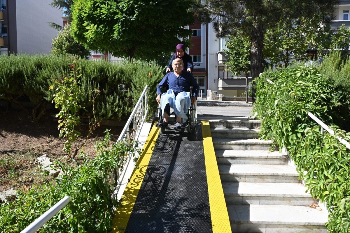 isparta-belediyesinden-yurume-engelli-yasli-adama-hayatini-kolaylastiracak-dokunus