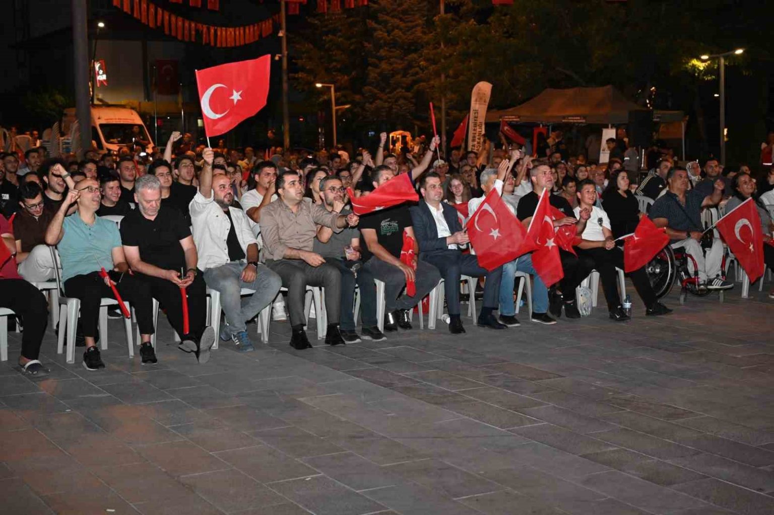 ispartada-vatandaslar-a-milli-erkek-basketbol-takiminin-zaferini-dev-ekrandan-izlediler