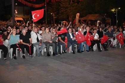 ispartada-vatandaslar-a-milli-erkek-basketbol-takiminin-zaferini-dev-ekrandan-izlediler