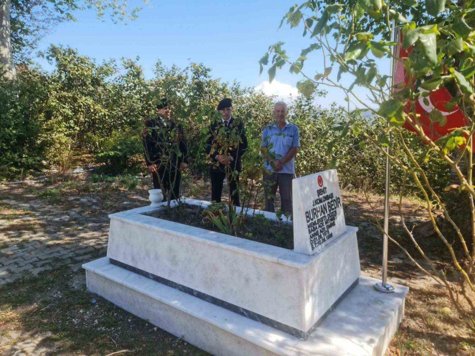 jandarma-sehit-ailesini-ve-kabrini-ziyaret-etti