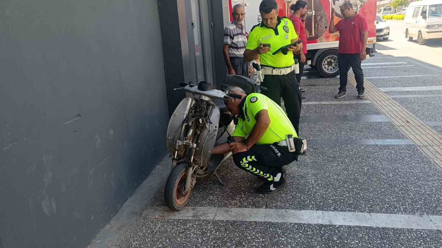 kamyonetin-aynasina-carpan-elektrikli-bisiklet-surucusu-yaralandi