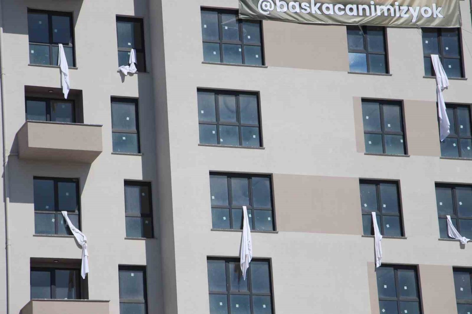 kartalkaya-faciasinin-sembolu-carsaflari-binanin-penceresinden-sarkitti