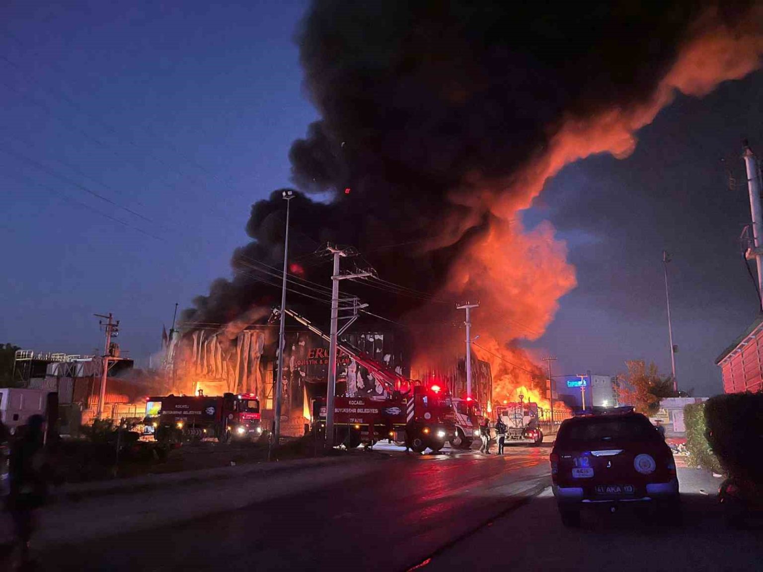 kocaelide-lojistik-deposunda-yangin-alevler-geceyi-aydinlatti