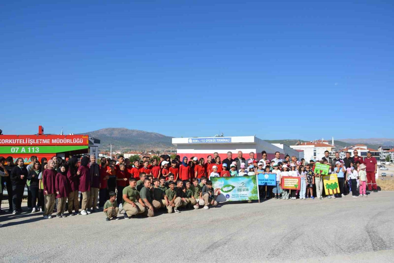 korkutelide-ogrenciler-yesil-vatan-icin-fidan-dikti