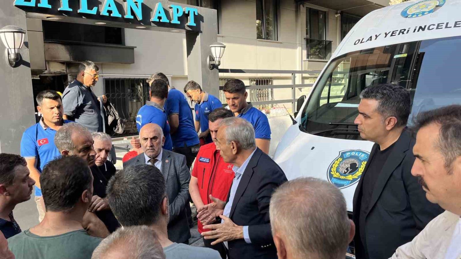 kucukcekmece-kaymakami-ve-belediye-baskani-yangin-yerinde-inceleme-yapti-olen-vatandas-icin-bassagligi-diledi