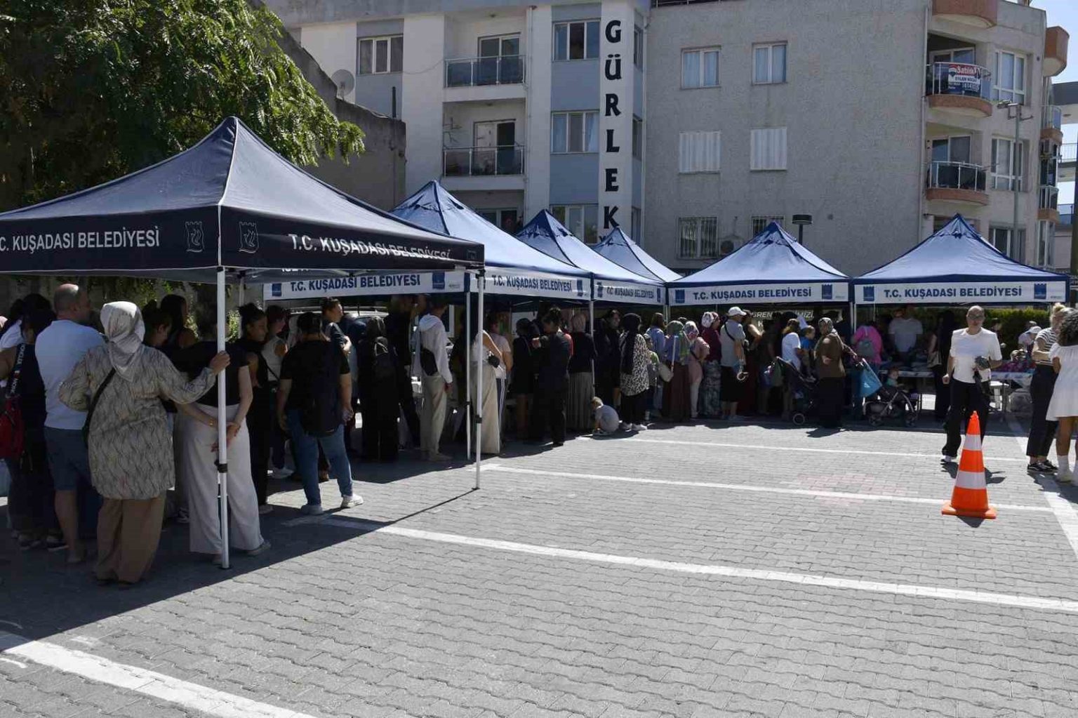 kusadasi-belediyesi-yeni-egitim-yilinda-yine-ogrencilerin-yaninda
