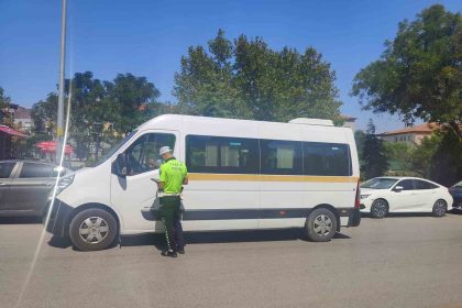 manisada-2-okul-servis-araci-trafikten-men-edildi