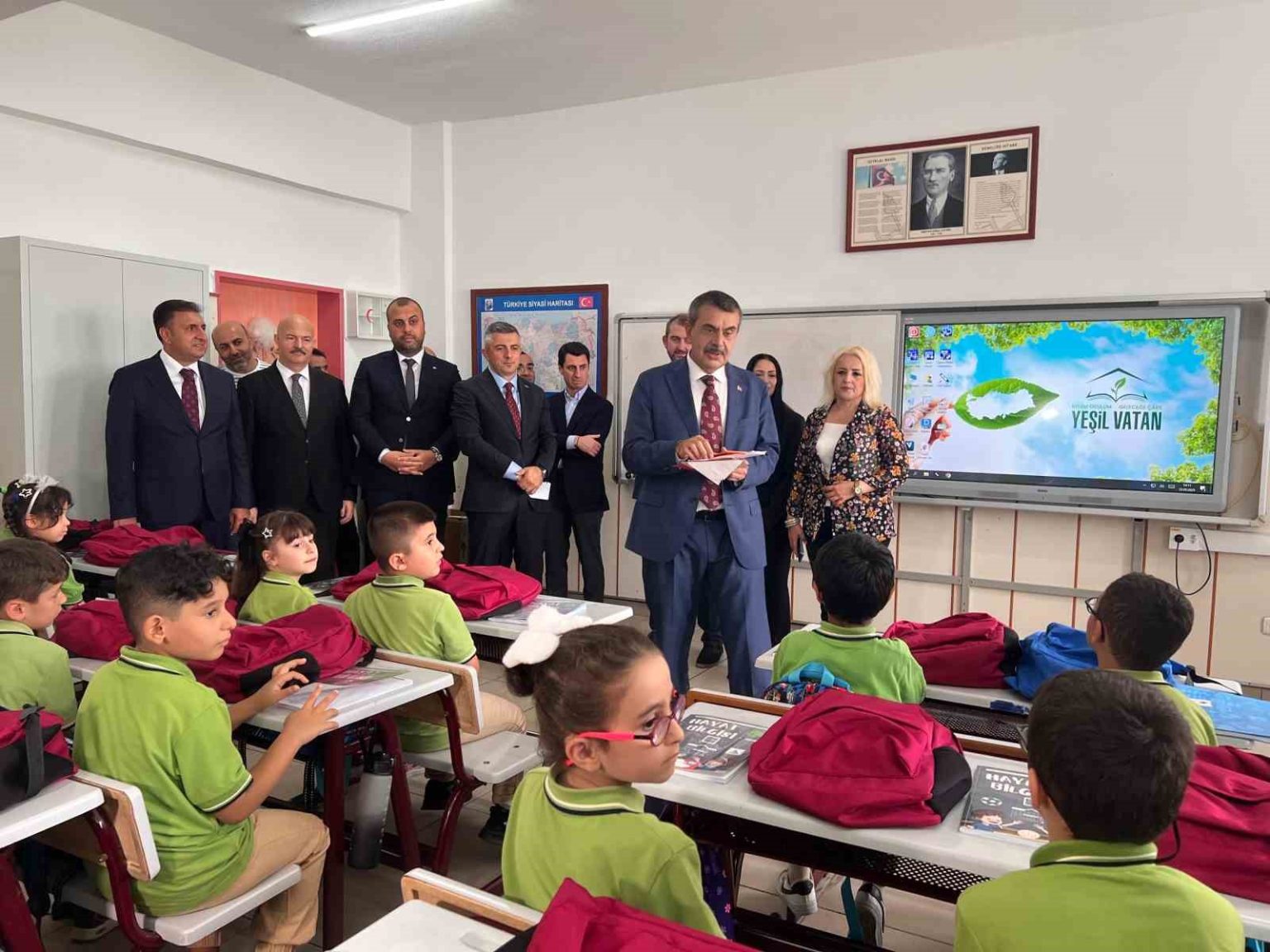 ogrencilerden-bakan-tekine-sevgi-seli