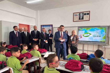 ogrencilerden-bakan-tekine-sevgi-seli