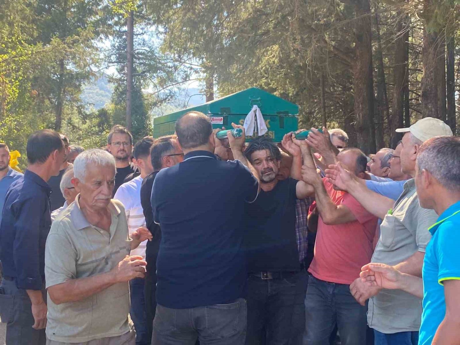ogretmen-babanin-en-agir-yuku-okul-bahcesinde-fenalasan-oglunun-tabutunu-bir-an-olsun-birakmadi