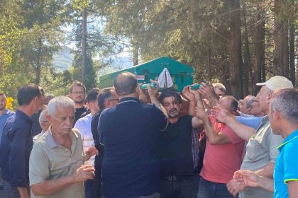 ogretmen-babanin-en-agir-yuku-okul-bahcesinde-fenalasan-oglunun-tabutunu-bir-an-olsun-birakmadi