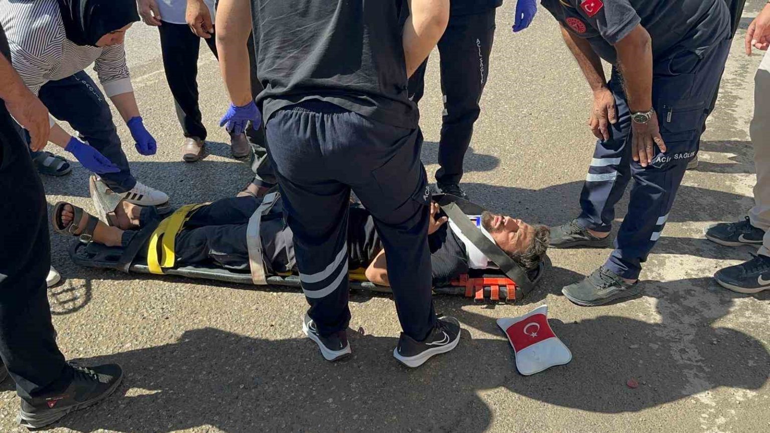 otomobille-carpisan-motosikletin-surucusu-yaralandi