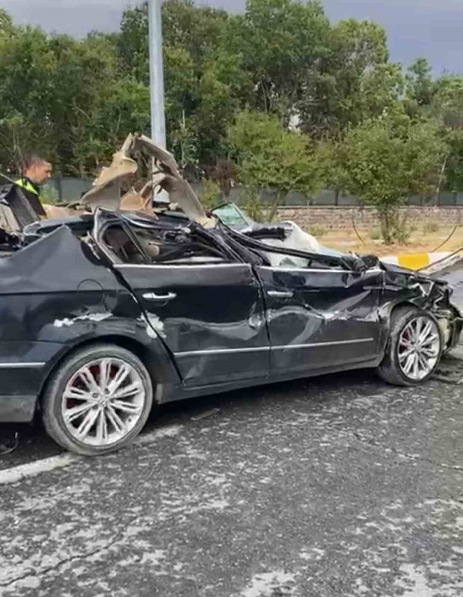 patnosta-koyun-yuklu-tir-otomobile-carpti