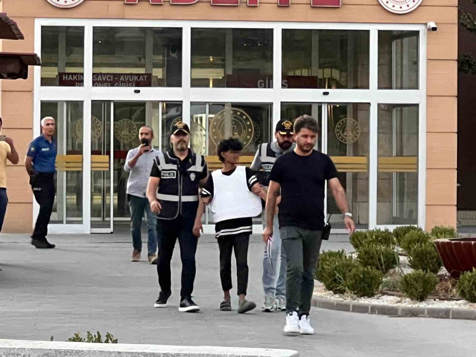 poligondan-silah-ve-mermi-calmisti-tutuklandi