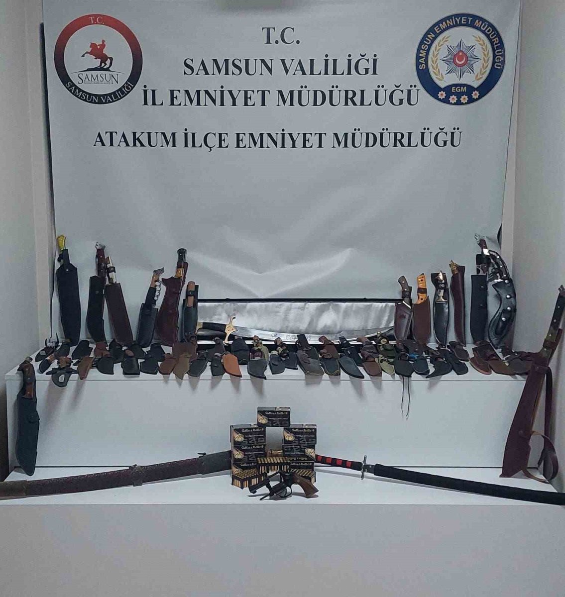 samsunda-polis-ruhsatsiz-silah-ve-cok-sayida-bicak-ele-gecirdi