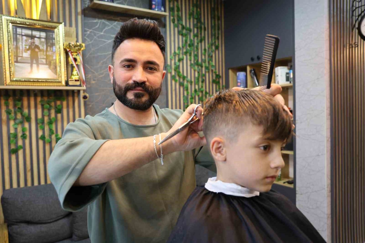 sivasli-kuaforun-yaptigi-takdir-topladi-400-ogrenciyi-ucretsiz-tiras-etti