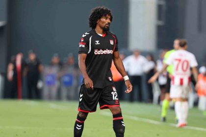 sivasspor-samuel-moutoussamy-ile-yollarini-ayirdi