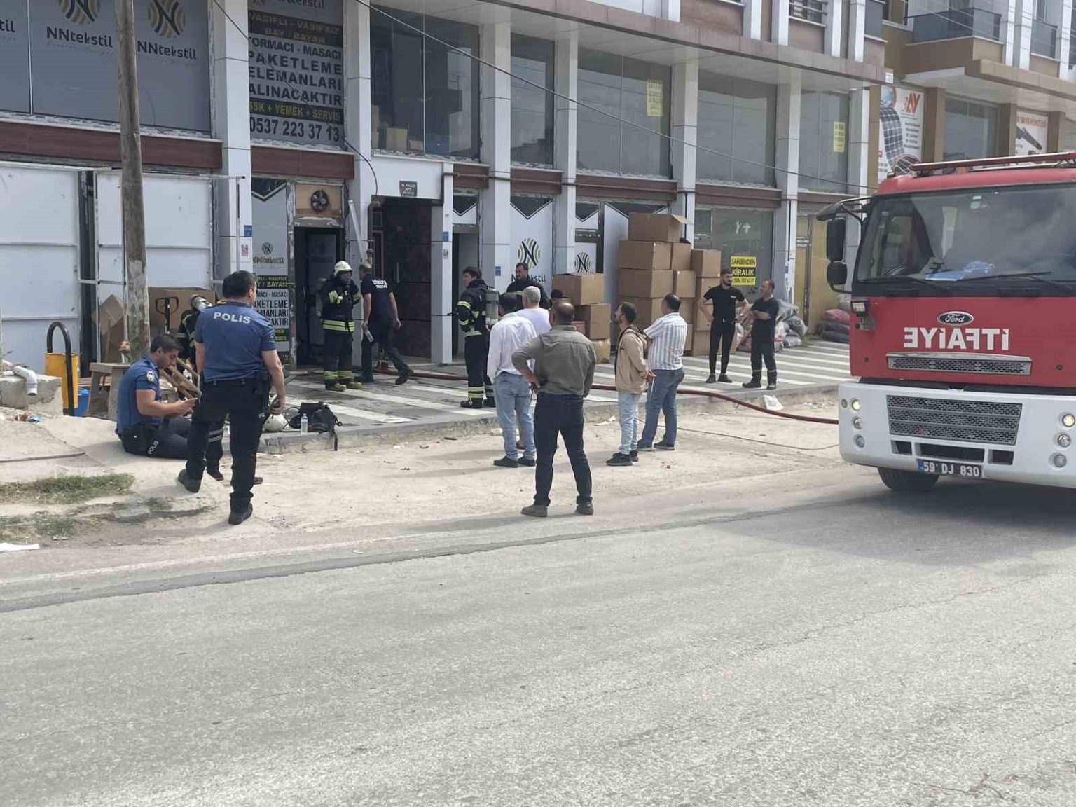 tekstil-atolyesinde-cikan-yangin-binaya-yayilmadan-kontrol-altina-alindi