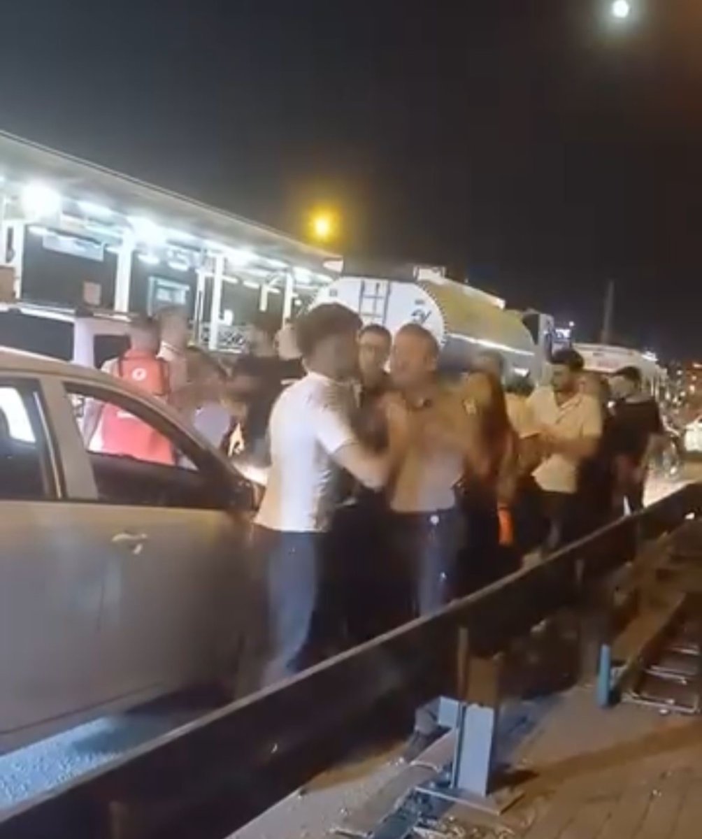 trafikte-yol-verme-kavgasi-2-kisi-gozaltina-alindi