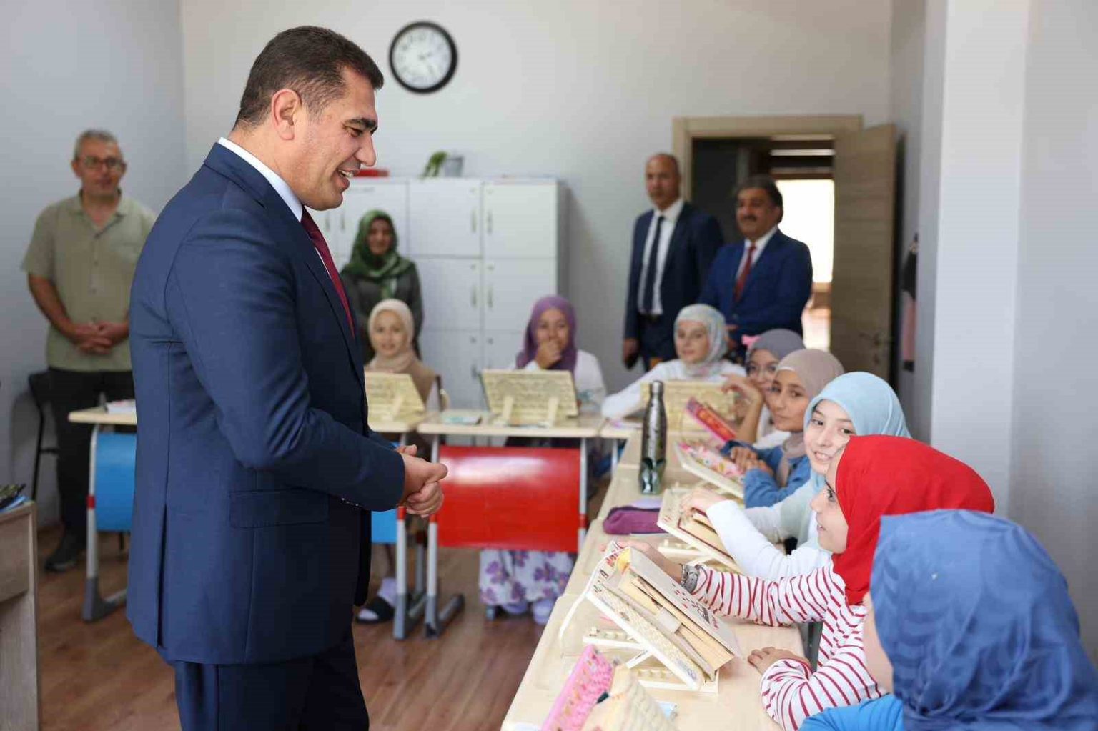 vali-aslan-kiz-kuran-kursu-ogrencileriyle-bir-araya-geldi